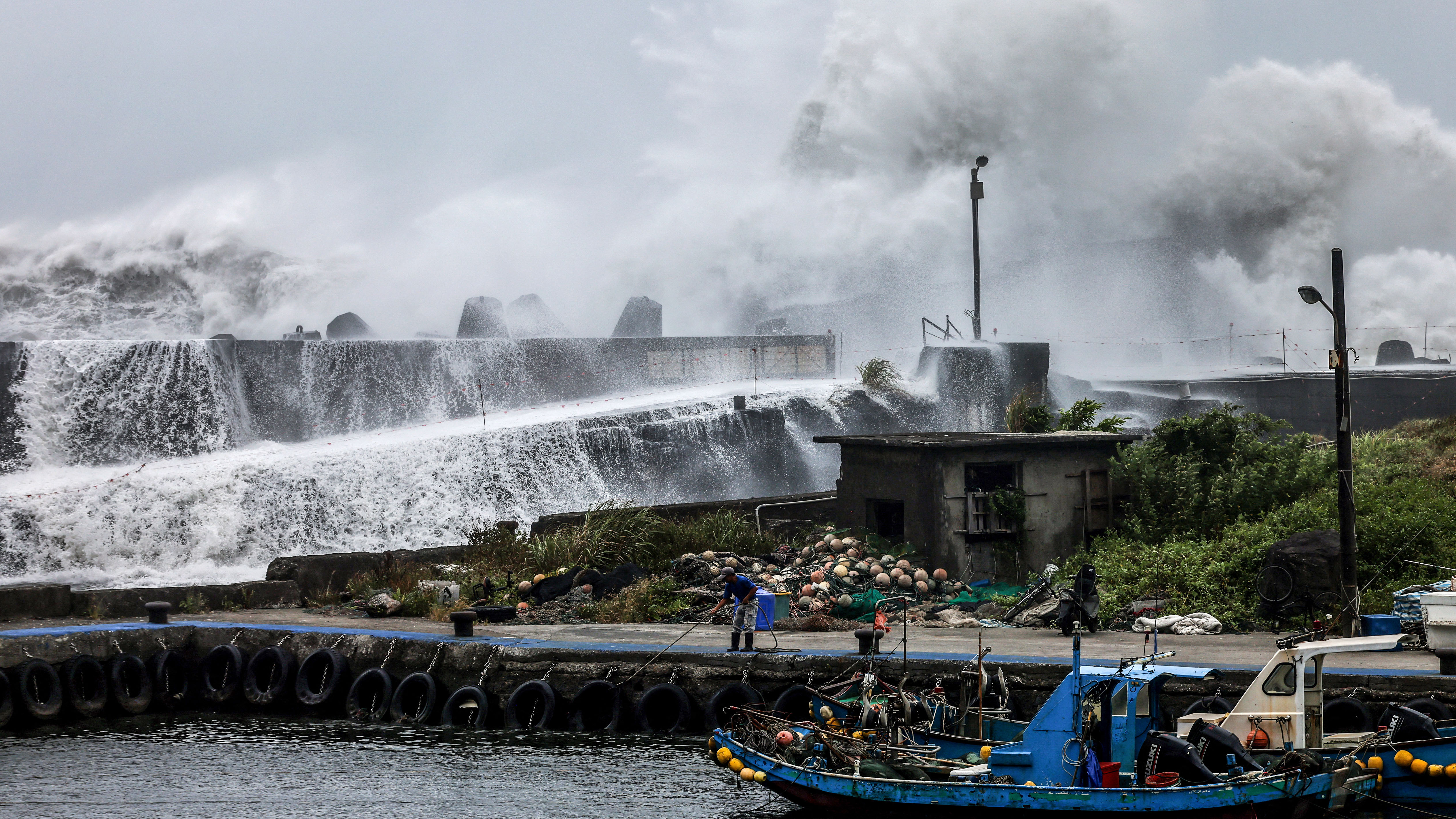 Day in Photos: Typhoon in Taiwan, Wildfire in Spain, Honduran Presidential Airplane Auctioned Off