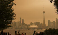 Day in Photos: Air Quality Alert in Toronto, Defense and Innovation Summit, and Spain–Gibraltar Border Opens