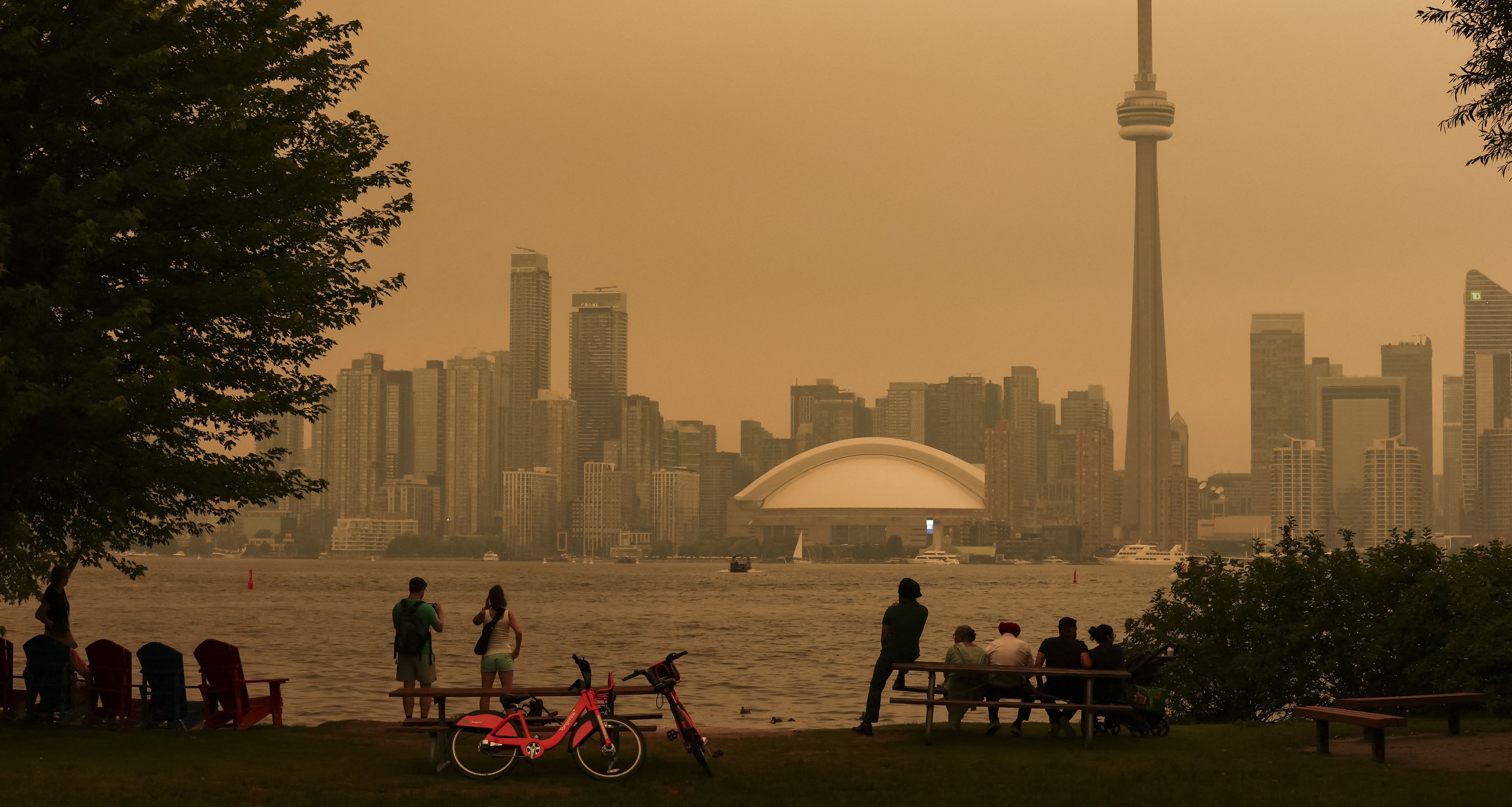 Day in Photos: Air Quality Alert in Toronto, Defense and Innovation Summit, and Spain–Gibraltar Border Opens