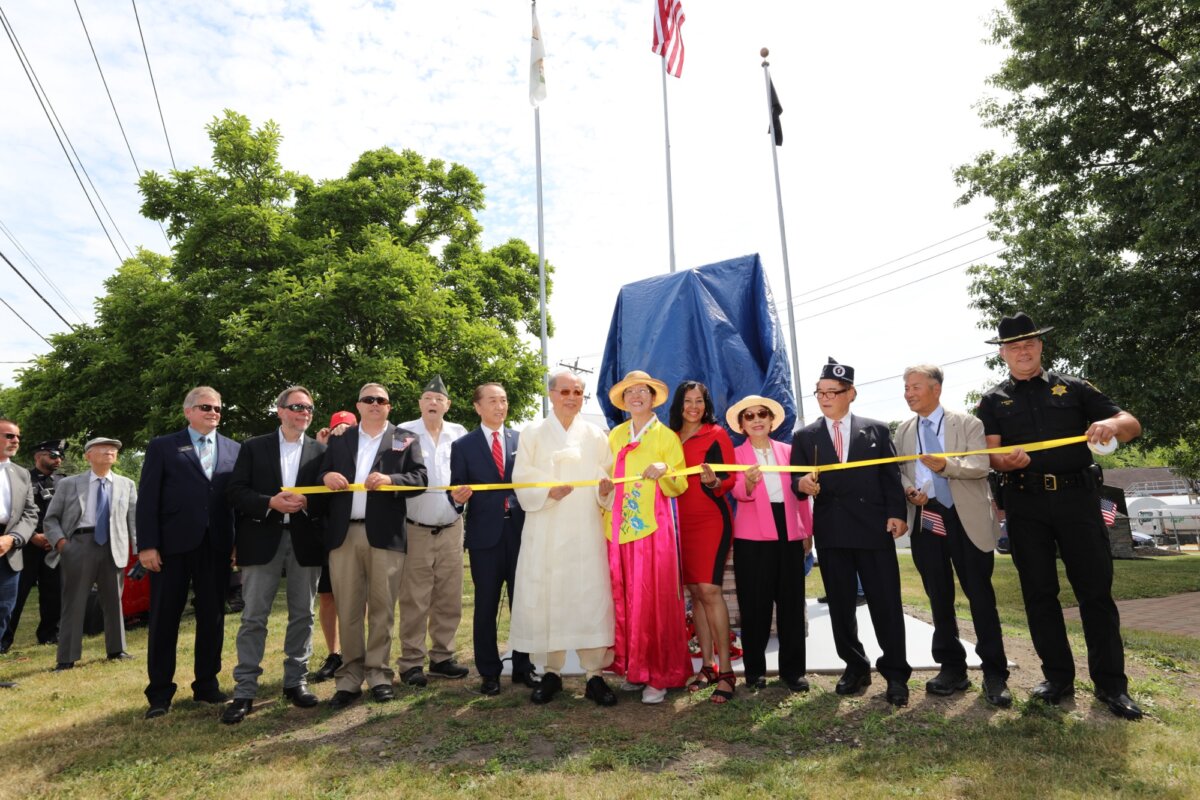 Korean American community leaders, Korean War veterans, and guests prepare to cut the ribbon at the dedication of a new Korean War memorial in Wallkill, N.Y., on June 25, 2026, honoring the U.S. service members whose sacrifices helped preserve South Korea’s freedom. (NTD)