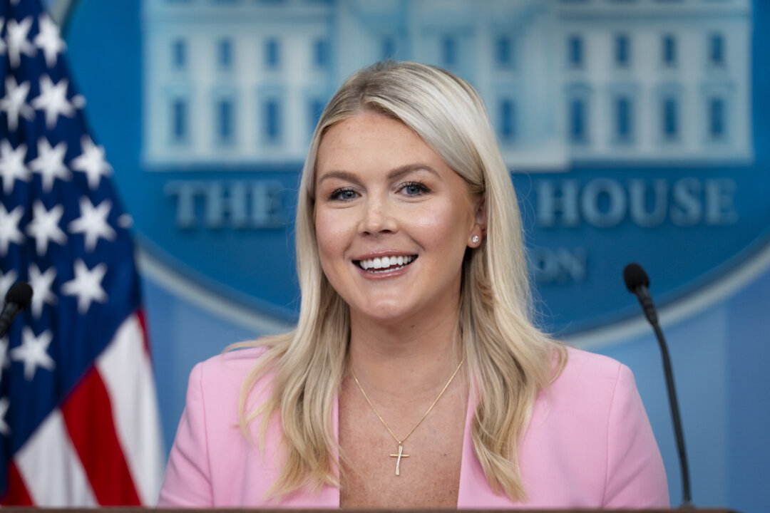 “White House Press Secretary to Step Down – Trump Administration Shifts Directions”