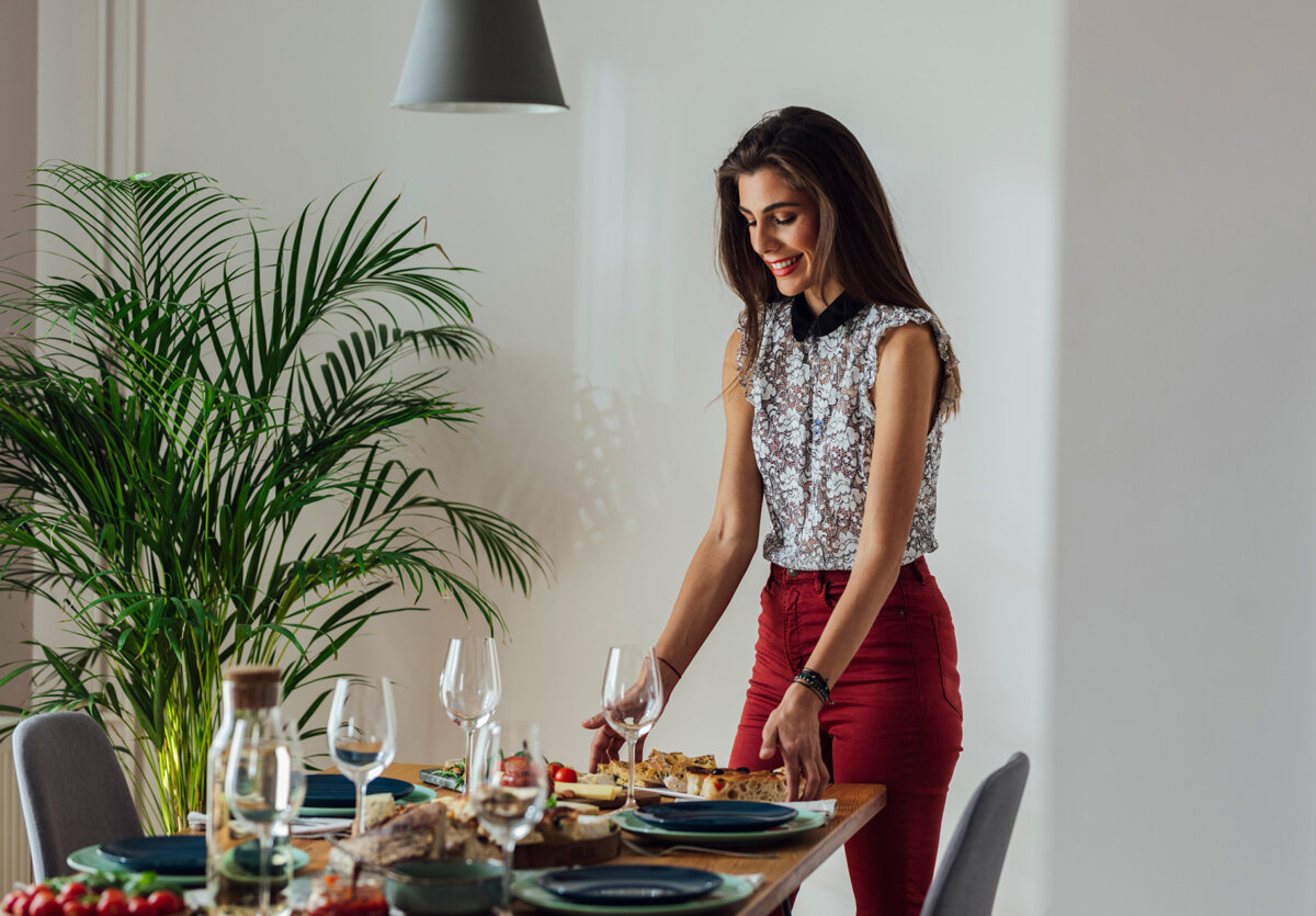 A lady knows how to host a dinner or party with grace and good etiquette. (FreshSplash/Getty Images)