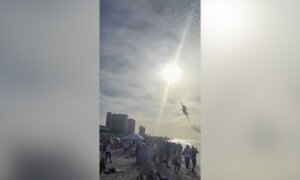 Blue Angels Ultra-Low-Pass Buzzes Crowd