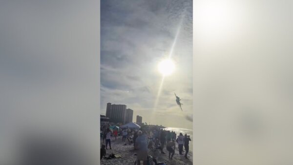 Blue Angels Ultra-Low-Pass Buzzes Crowd