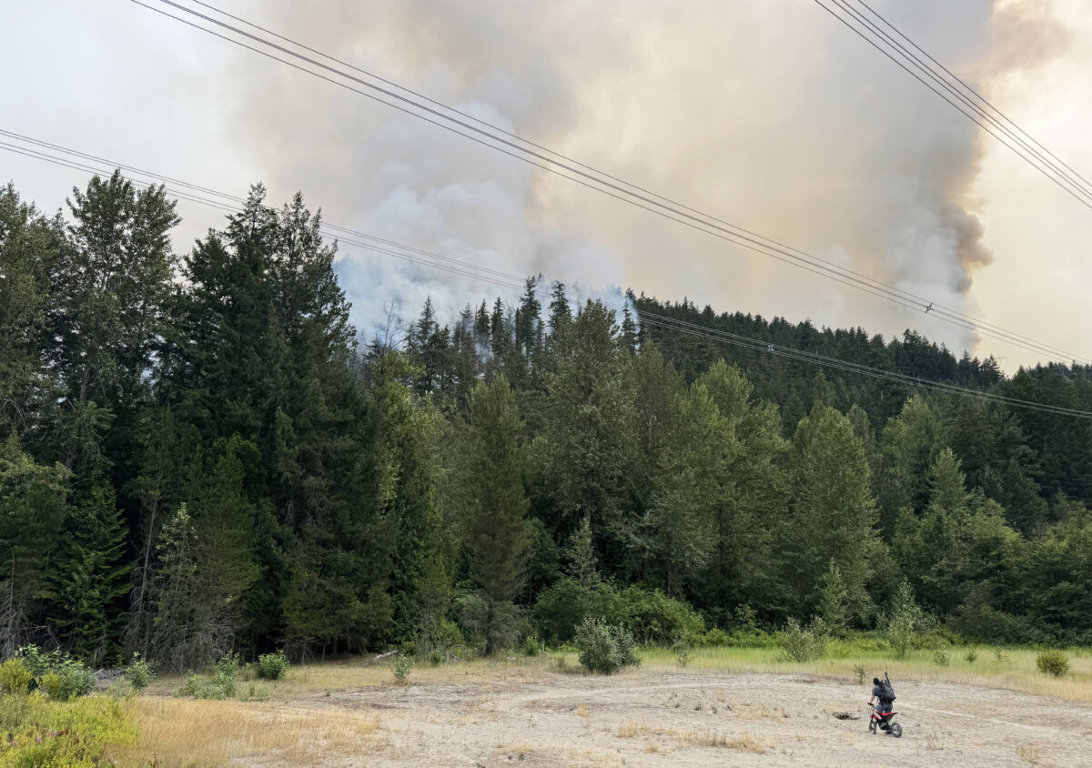 Smoke from the Signal Hill fire rises outside the Village of Pemberton, B.C., on July 16, 2026. (The Canadian Press/Brenna Owen)