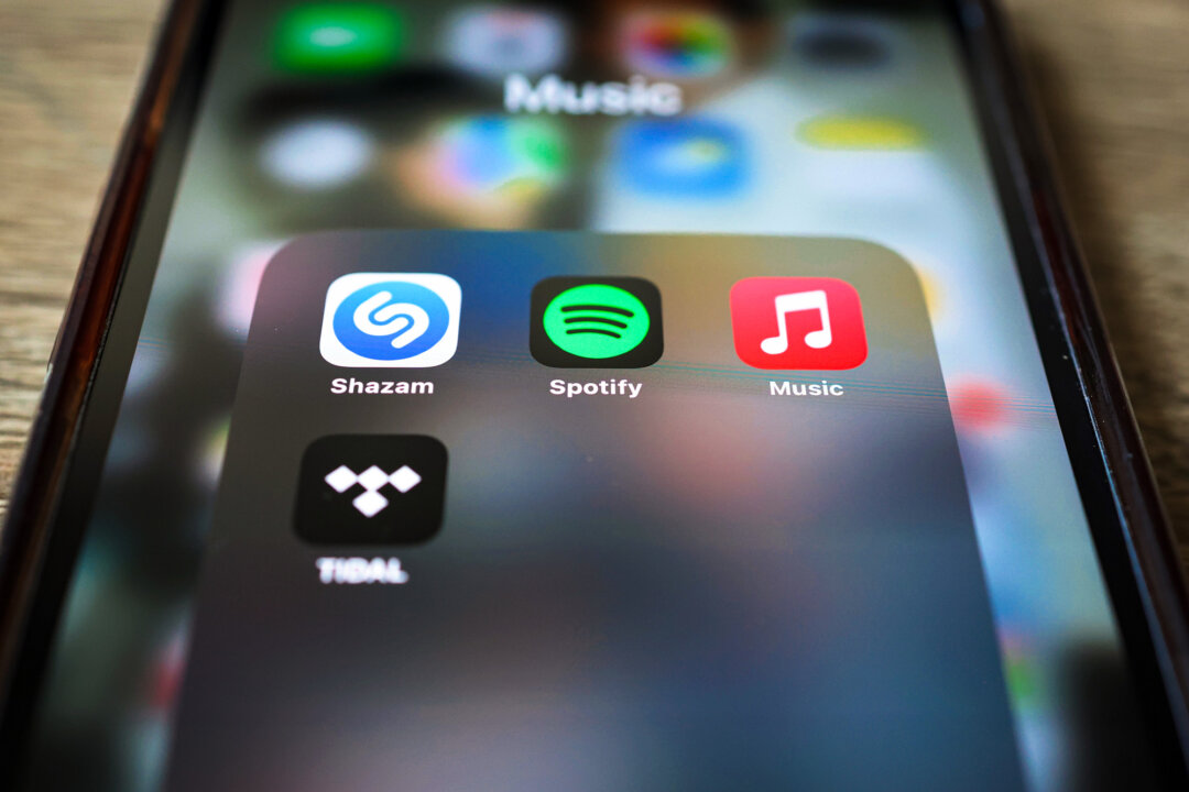 Приложение Spotify на экране телефона в Нью-Йорке 4 июня 2024 года. В условиях, когда стриминговые платформы ежедневно наводнены тысячами новых релизов, артисты, лейблы и слушатели вынуждены ориентироваться во всё более переполненном контентном пространстве. (Фотоиллюстрация Майкла М. Сантьяго/Getty Images)