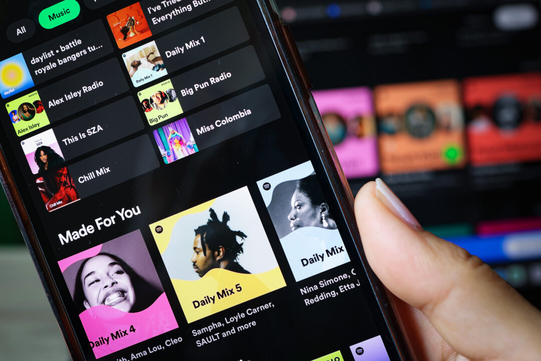 Приложение Spotify на экране телефона в Нью-Йорке 4 июня 2024 года. Искусственный интеллект привёл к значительному росту контента на стриминговых сервисах. (Фотоиллюстрация Майкла М. Сантьяго/Getty Images)
