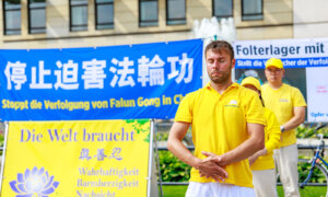 Falun Gong Practitioners Call for Release of Chinese Practitioners at San Francisco Consulate