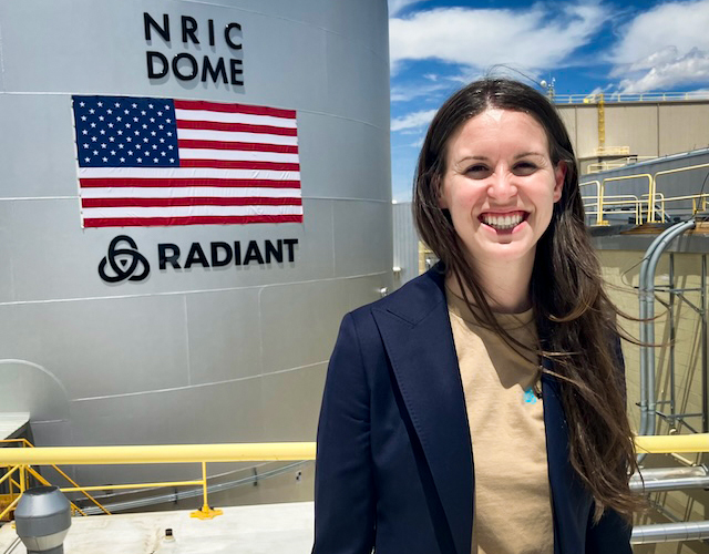 Президент компании Radiant Nuclear Тори Шиванандан возле демонстрационного комплекса микрореакторных экспериментов (DOME) Национального центра инноваций в реакторной технике в Национальной лаборатории Айдахо, к западу от Айдахо-Фоллс, штат Айдахо, в конце июня 2026 года. Шиванандан заявила, что компания проводит «тщательное тестирование каждой отдельной части этой системы» для своего реактора Kaleidos, который будет построен и испытан этим летом внутри DOME. (Джон Хоги/The Epoch Times)