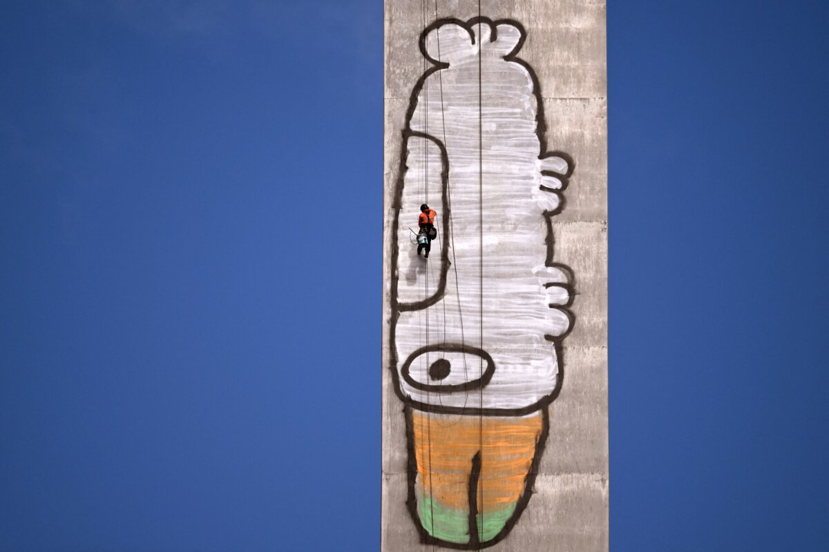 Abseilers prepare to paint over Pam the Bird graffiti on Melbourne's Bolte Bridge on July 23, 2026. (William West/AFP)