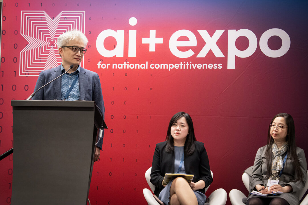 Итан Ту, основатель Taiwan AI Labs, выступает во время специального проекта по конкурентным исследованиям на выставке AI+ Expo в Вашингтоне 3 июня 2025 года. Ту заявил, что операторы скоординированных кампаний влияния часто стремятся подорвать общественное доверие и подтолкнуть обе стороны к крайностям, оставляя мало места для объективного диалога. (Мадалина Василиу/The Epoch Times)