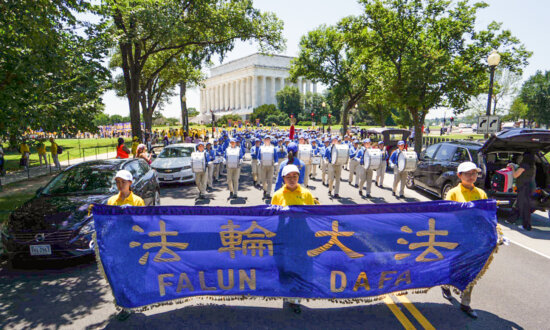 Thousands Turn Out for Falun Gong Rally at Lincoln Memorial