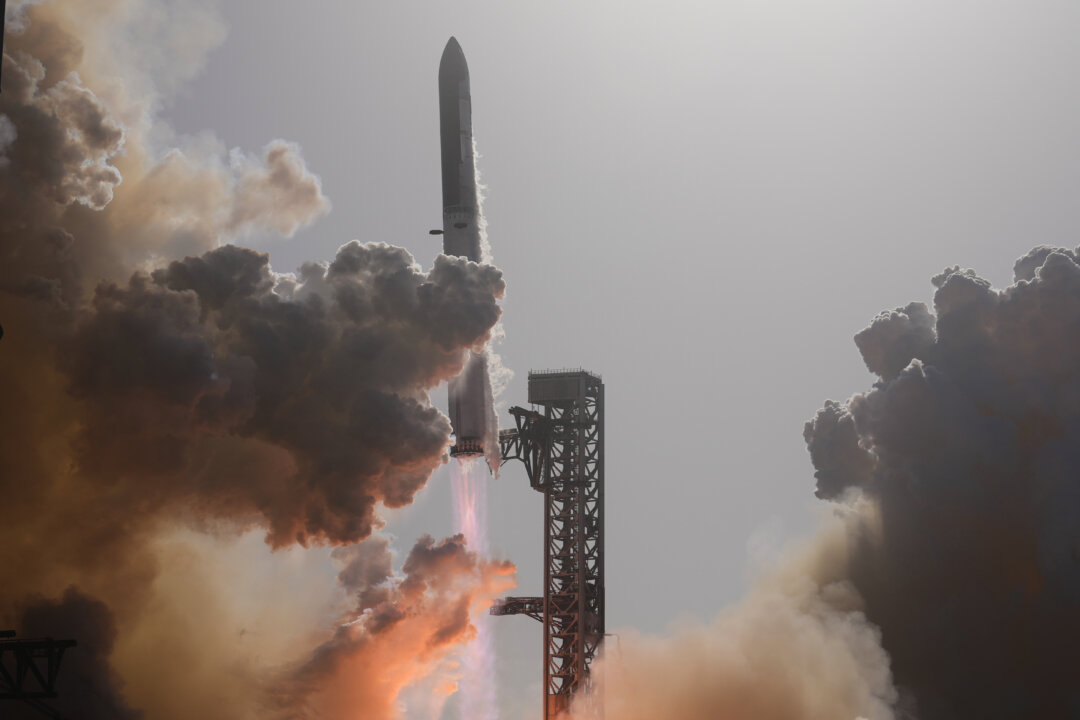 SpaceX Launches Starship on Another Test Flight, This Time With the Most Advanced Starlinks