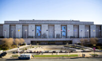 Trump Orders Signs Outside Smithsonian Museum to Warn of Inaccurate Exhibits