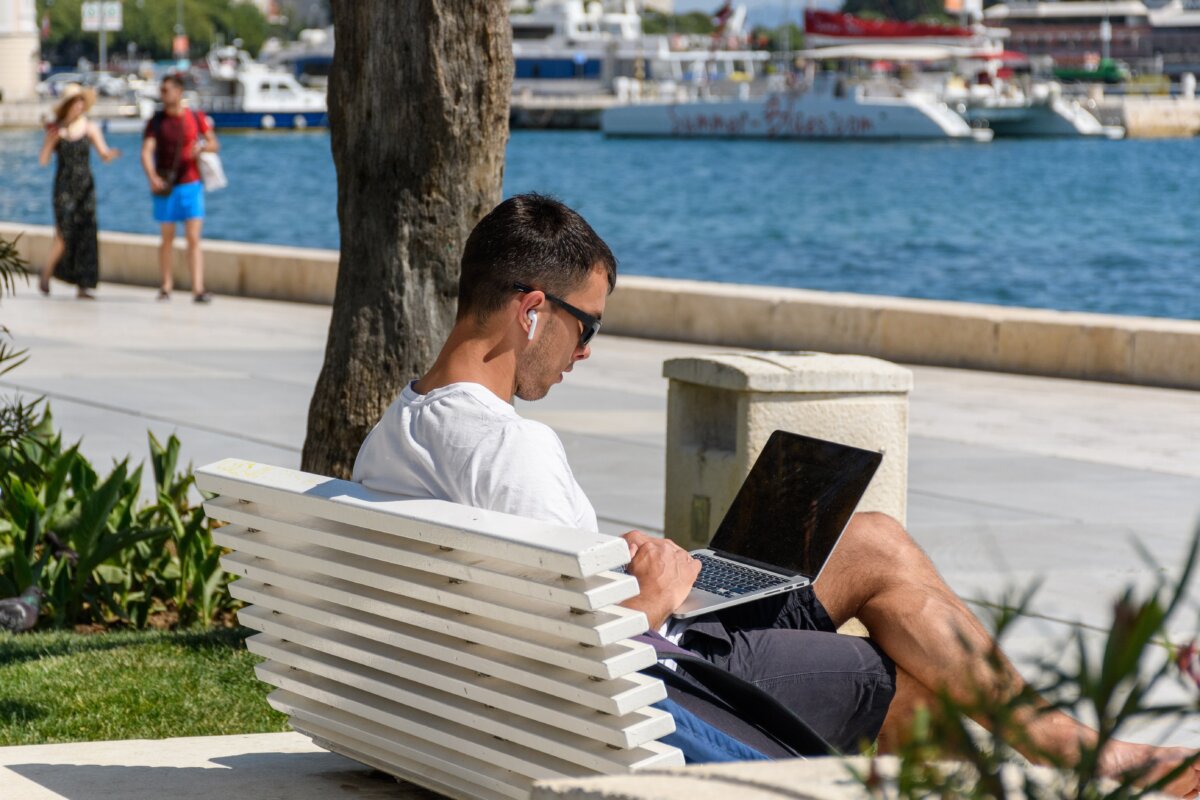 На архивном фото мужчина работает за ноутбуком в Сплите, Хорватия. (Wirestock Creators/ Shutterstock)