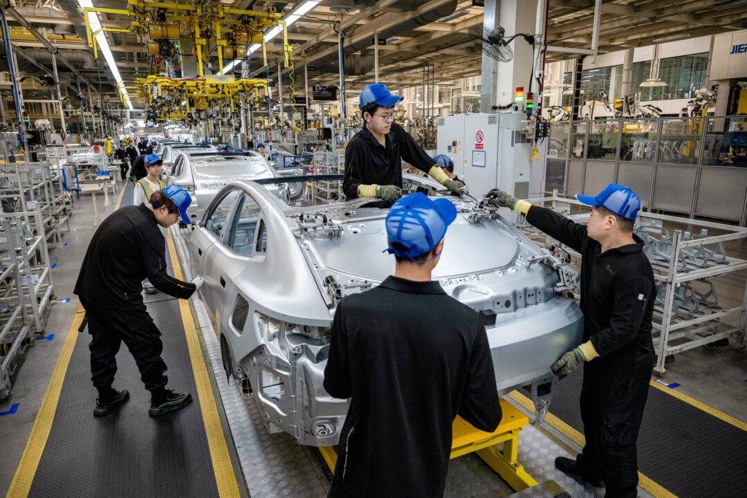 Рабочие собирают раму автомобиля на производственной линии завода Zeekr по выпуску электромобилей в Нинбо, Китай, 29 мая 2025 года. Канада разрешает ввоз все большего числа электромобилей китайского производства по пошлине в размере 6,1%, вместо прежних 100%. (Кевин Фрейер/Getty Images)