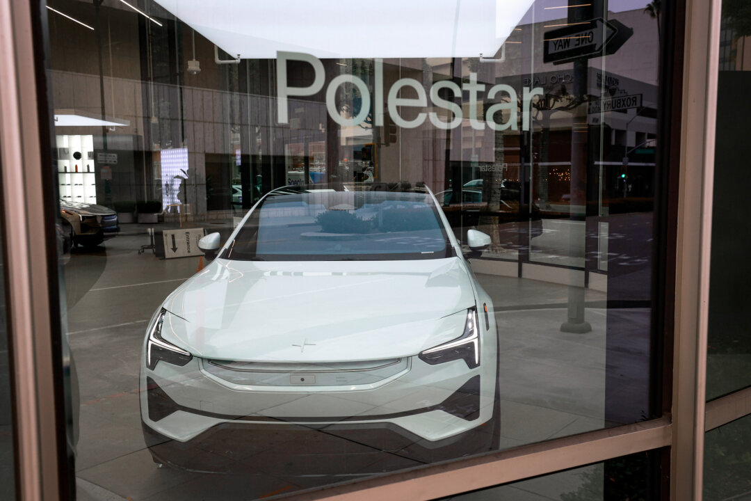 Автомобиль Polestar, выставленный в дилерском центре Polestar в Беверли-Хиллз, Калифорния, 26 июня 2026 года. Производителю электромобилей будет запрещено продавать новые автомобили в Соединенных Штатах, начиная с 2027 модельного года, после того, как Министерство торговли сослалось на соображения национальной безопасности в связи с новыми правилами, касающимися подключенных транспортных средств. (Джастин Салливан/Getty Images)