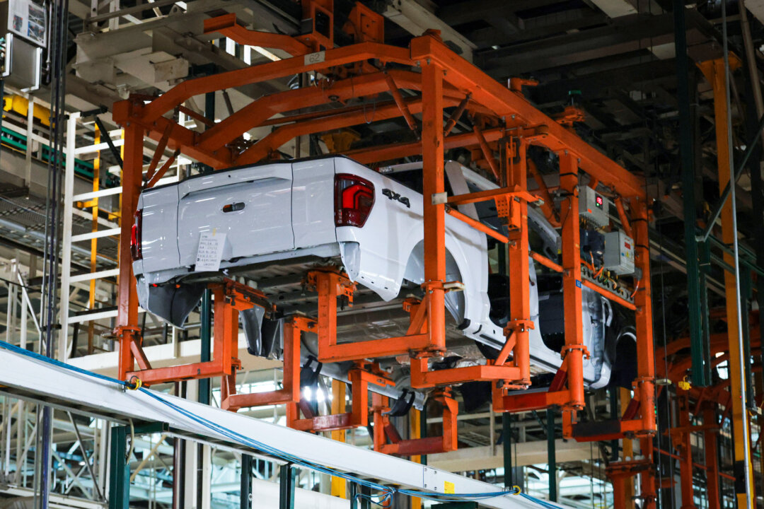 Кузов грузовика Ford F-150 движется по сборочной линии перед прибытием президента Дональда Трампа на завод Ford River Rouge в Дирборне, штат Мичиган, 13 января 2026 года. Эксперты отрасли утверждают, что китайские автомобили угрожают рабочим местам на американских заводах, даже если китайские автомобили не будут продаваться к югу от канадской границы. (Анна Монемейкер/Getty Images)