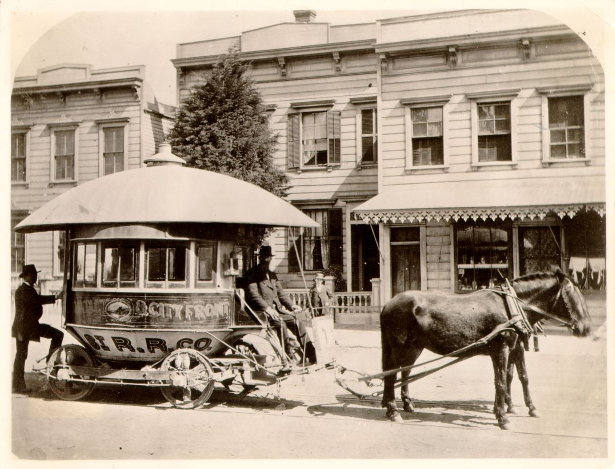 Конный трамвай типа «баллон», принадлежавший компании Sutter Street Railroad Company, оператору трамваев в Сан-Франциско, около 1871 года. Публичная библиотека Сан-Франциско. (Общественное достояние)