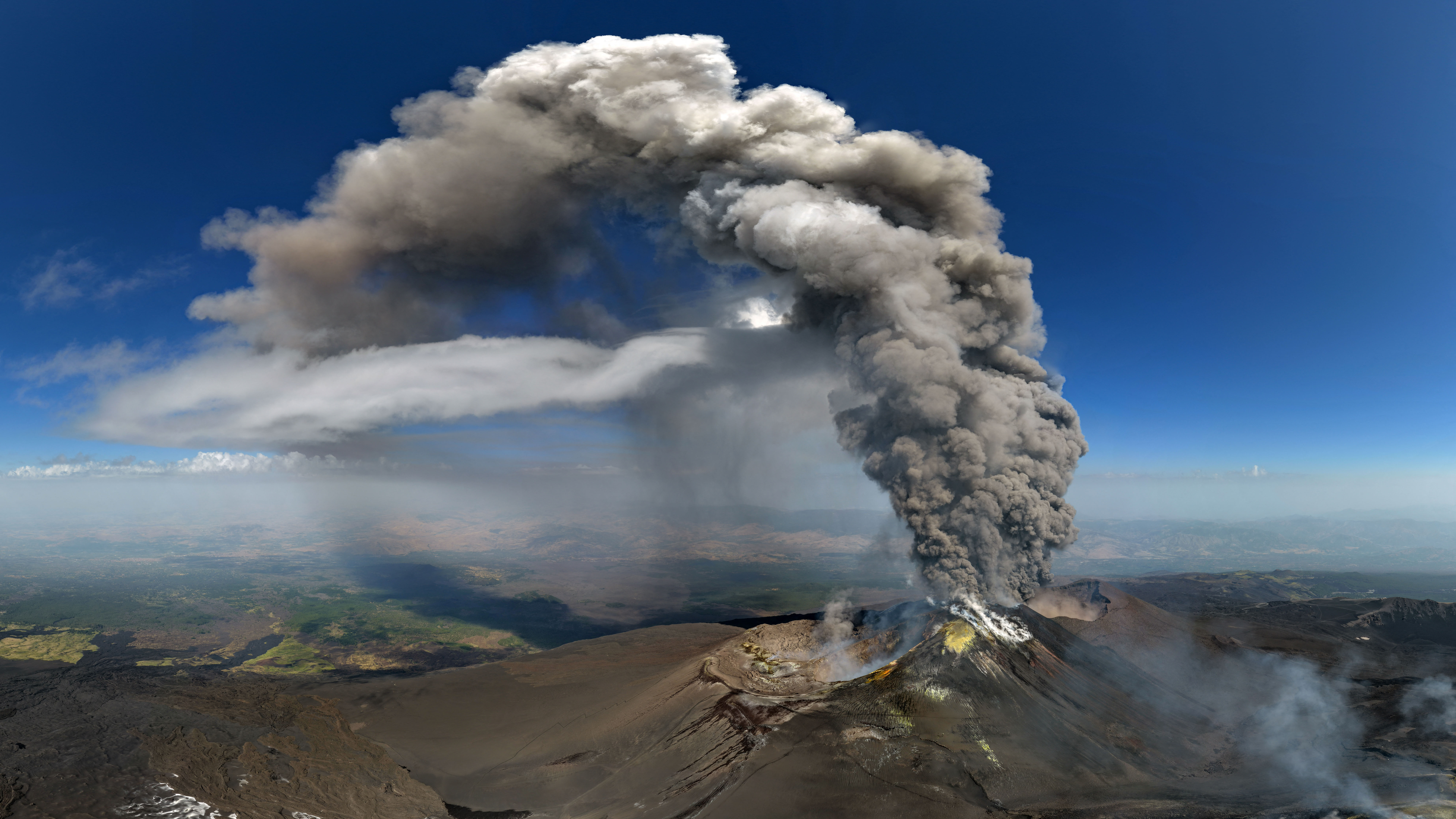 Week in Photos: Mount Etna Eruption, Mass Border Crossing, and Presidential Inauguration