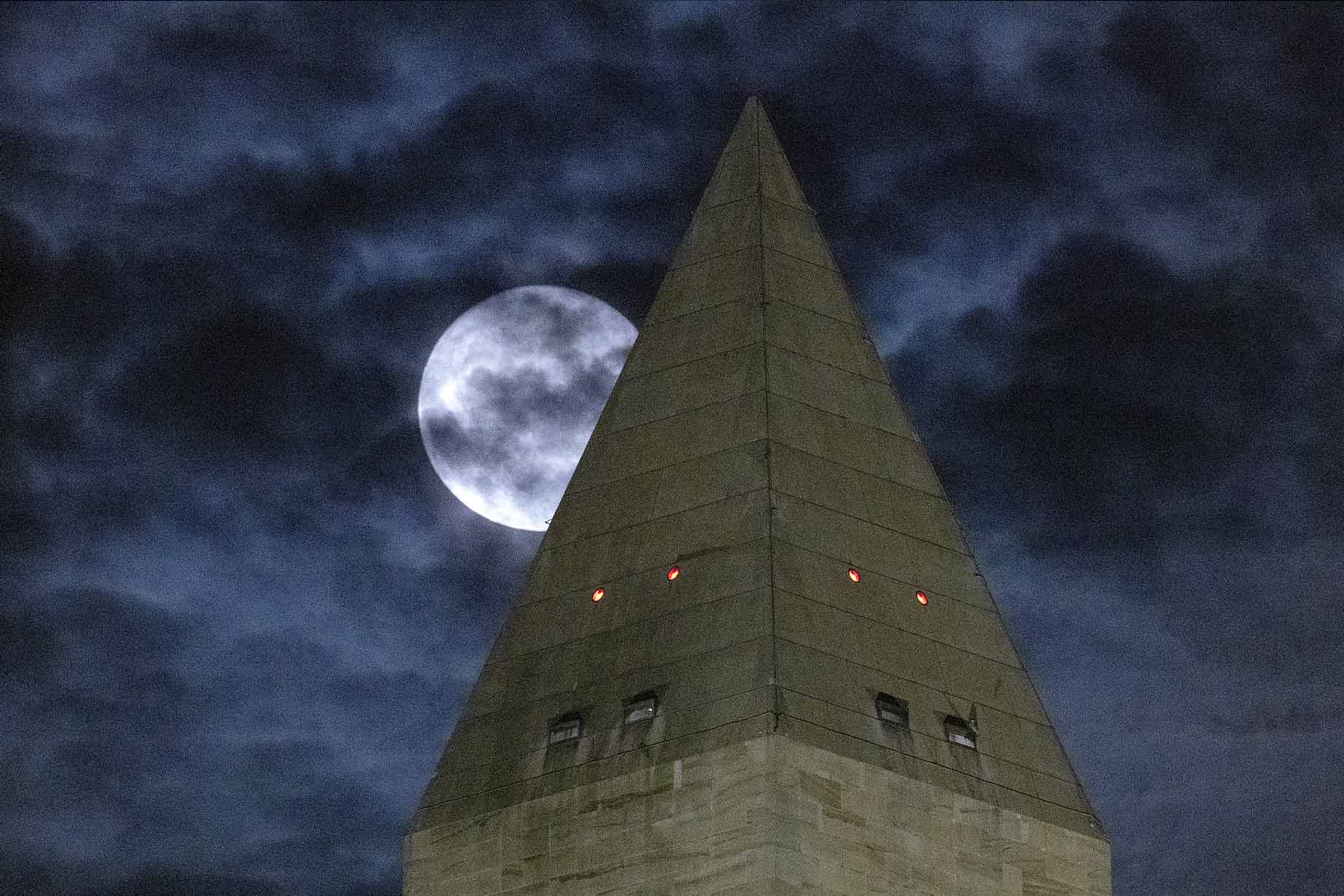 Осетровая луна, скрытая облаками за Вашингтонским монументом в Вашингтоне, округ Колумбия (Somodevilla/Getty Images)