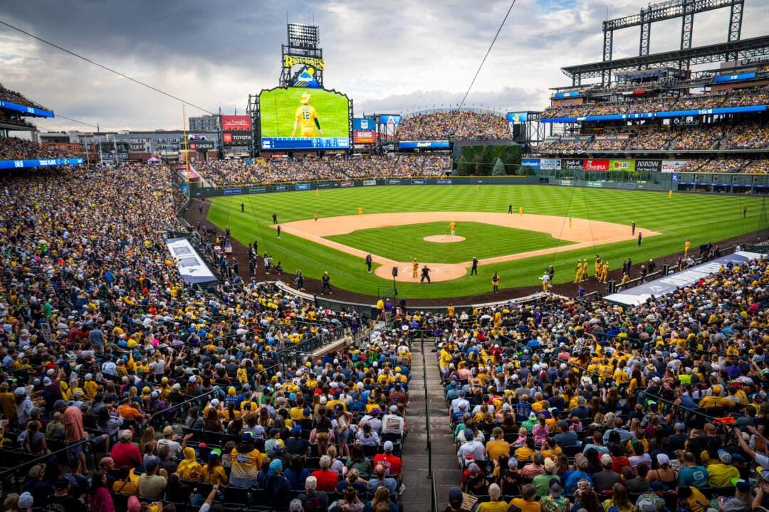 Болельщики заполняют стадион Coors Field на матче Savannah Bananas против Indianapolis Clowns в Денвере 15 августа 2026 года. (Мадалина Килрой/The Epoch Times)