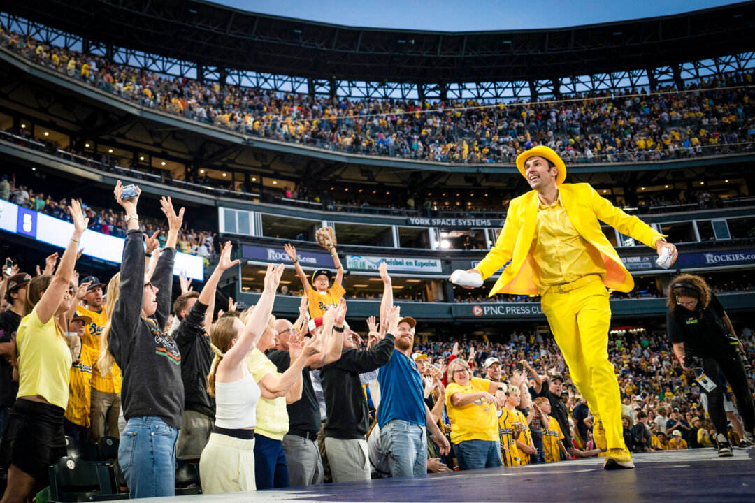 Джесси Коул, создатель Banana Ball и основатель Fans First Entertainment, на матче Savannah Bananas против Indianapolis Clowns на стадионе Coors Field в Денвере 15 августа 2026 года. (Мадалина Килрой/The Epoch Times)