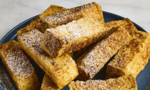 These French Toast Sticks Are ​​Crispy, Fluffy, and Ready to Dip