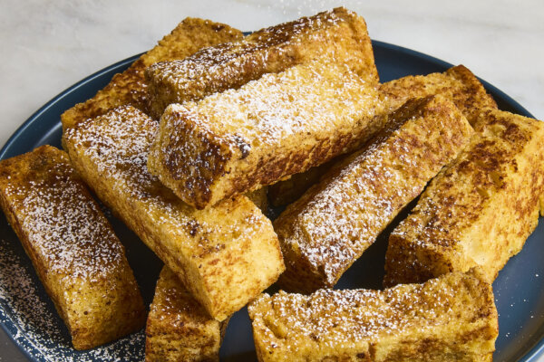 These French Toast Sticks Are ​​Crispy, Fluffy, and Ready to Dip