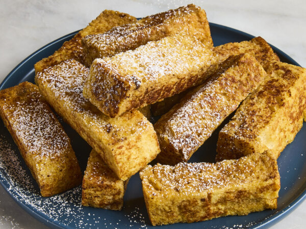 These French Toast Sticks Are ​​Crispy, Fluffy, and Ready to Dip