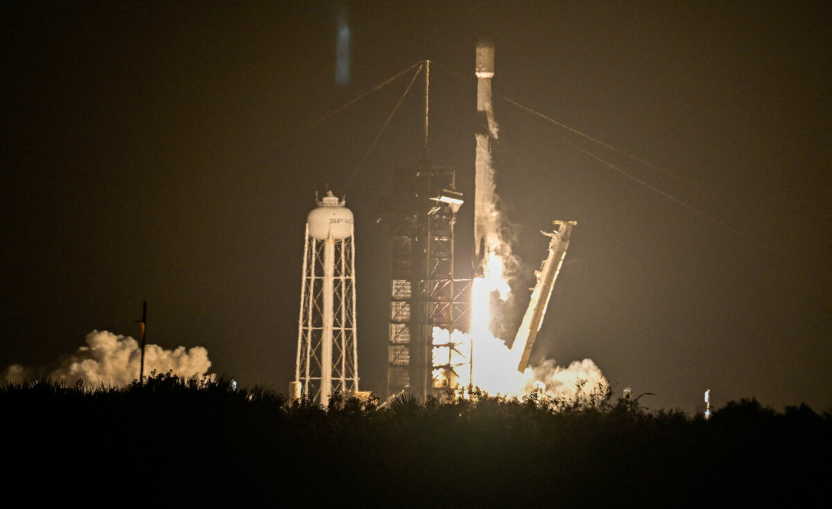 A SpaceX Falcon 9 rocket launches carrying Firefly Aerospace's Blue Ghost lunar lander as the primary payload and Japan-based ispace's Resilience lander as a secondary payload, from Kennedy Space Center in Cape Canaveral, Fla., on Jan. 15, 2025. (Steve Nesius/Reuters)