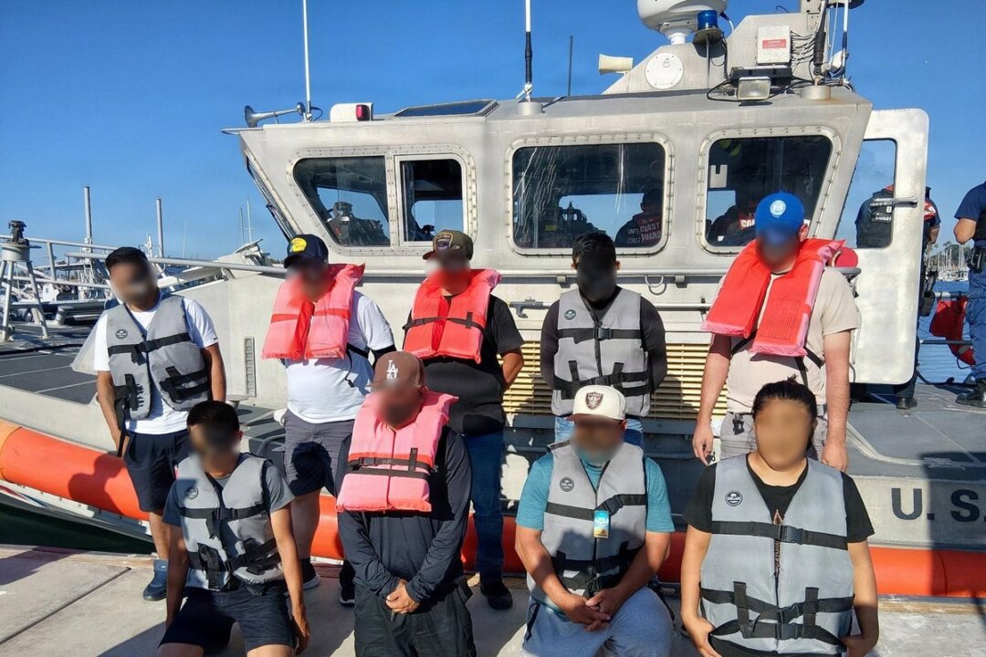 US Coast Guard, Navy Intercepts Smuggling Vessels, Arrests 34 Illegal Immigrants