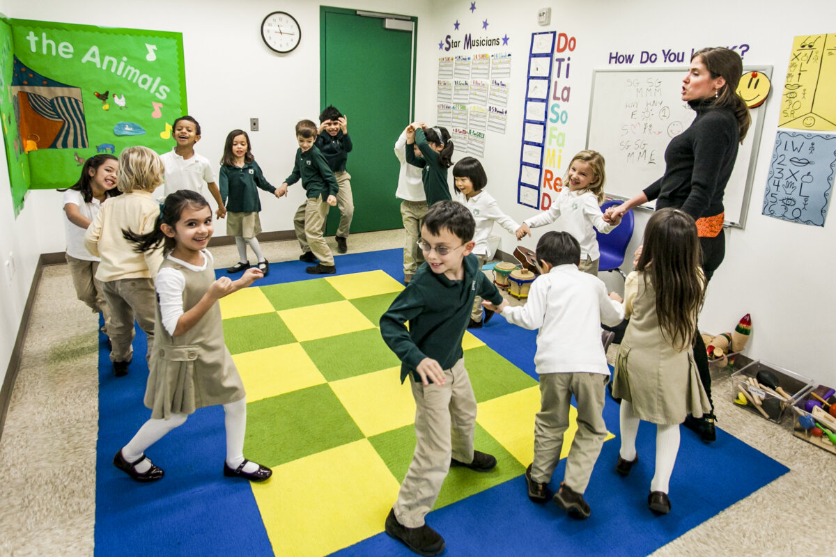 A teacher at the Mandell school leads kids in a sing-along-game in New York City, on December 11, 2012 (The Epoch Times)
