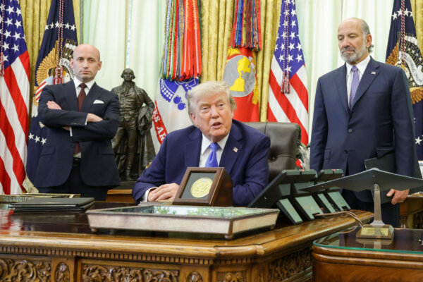 Trump Signs Orders to Curb Birthright Citizenship