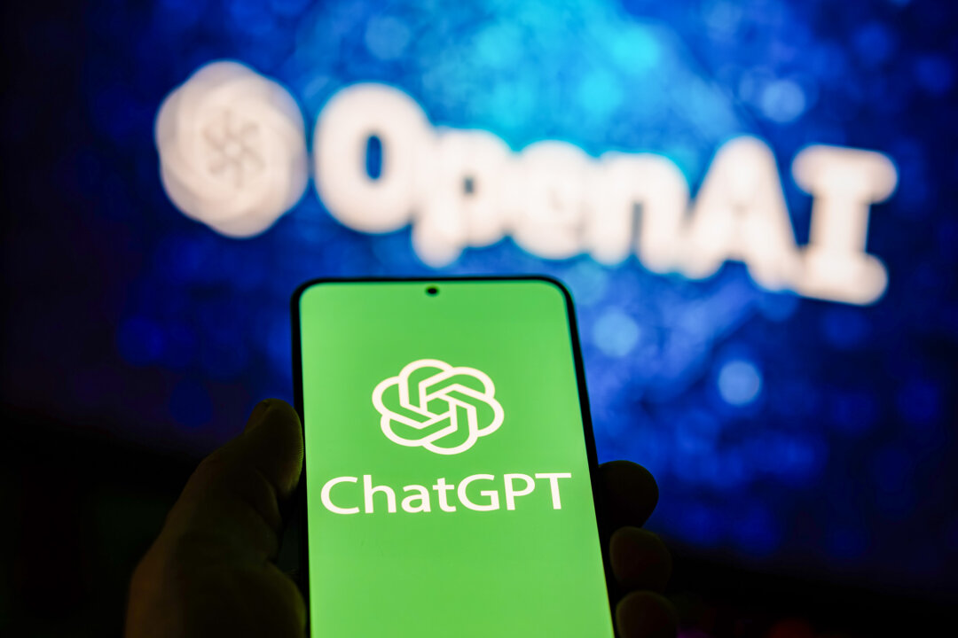 На этой иллюстрации от 1 апреля 2025 года на телефоне отображается приложение ChatGPT. Компания Hugging Face заявила, что модели OpenAI выполнили «многие тысячи» отдельных действий в «рое кратковременных песочниц», чтобы взломать её инфраструктуру. (Олексий Пыдсосонний/The Epoch Times)