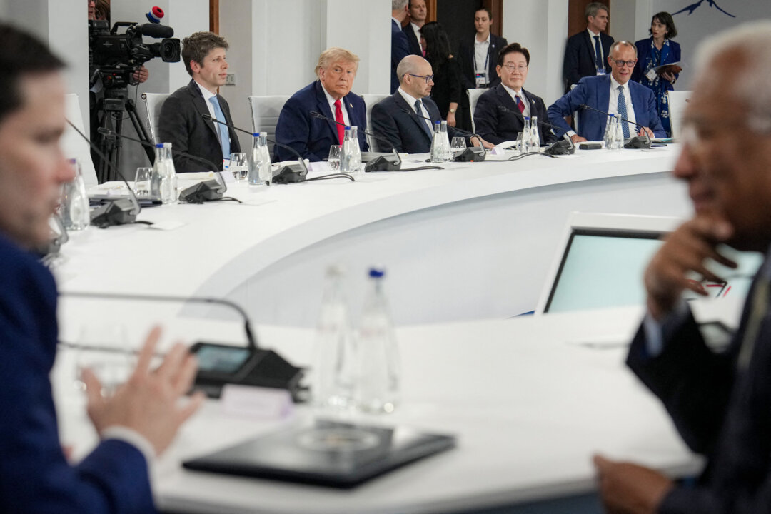 Президент США Дональд Трамп (второй слева сверху) сидит за рабочим обедом на саммите G7 в Эвиане, Франция, 17 июня 2026 года вместе с генеральным директором OpenAI Сэмом Альтманом, генеральным директором Google DeepMind Демисом Хассабисом, президентом Южной Кореи Ли Чжэ Мёном и канцлером Германии Фридрихом Мерцем. (Джулия Демари Никхинсон/POOL/AFP через Getty Images)