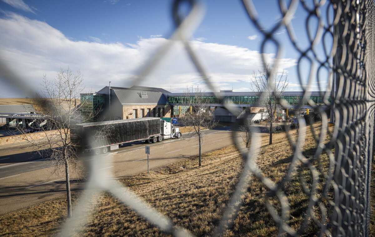 A transport truck crosses the border at Coutts, Alta., on Nov. 4, 2021. (The Canadian Press/Jeff McIntosh)