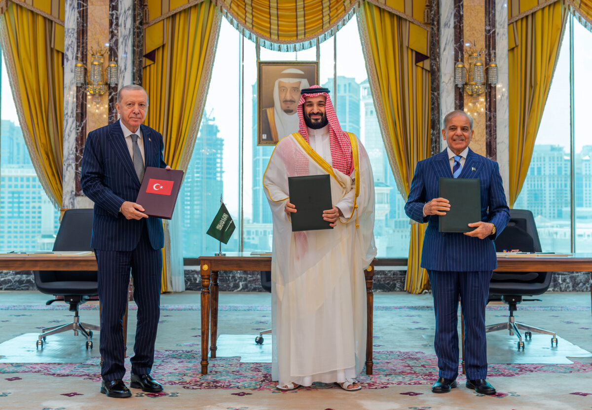 Turkish President Recep Tayyip Erdogan (L), Saudi Crown Prince Mohammed bin Salman (C), and Pakistani Prime Minister Shehbaz Sharif (R) in Mecca, Saudi Arabia, on Aug. 7, 2026. (Saudi Press Agency via AP)