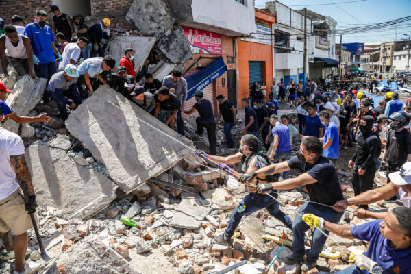 Search-and-Rescue Teams in Pereira After Quake Hits Colombia