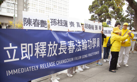 Falun Gong Practitioners Call for Release of Chinese Practitioners at San Francisco Consulate
