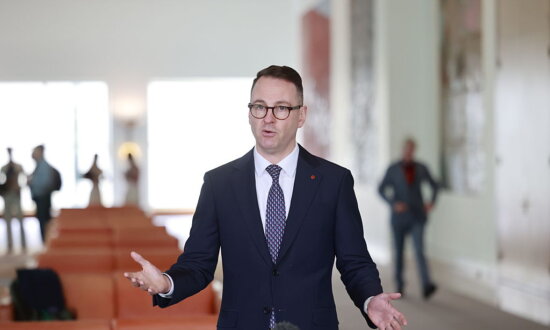 Shadow Minister Calls for Top Tax Rate Below 40 Percent, Net Migration Below 180,000