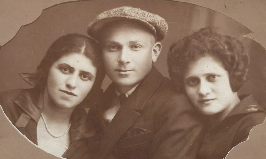 Слева направо: мать, отец и подруга матери г-на Нудельмана, около 1928 года, Козятин, бывший Советский Союз. (Фото предоставлено Михаилом Нудельманом)