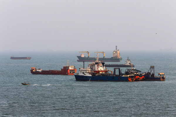 US Threatens Indefinite Naval Blockade, More Economic Pressure on Iran