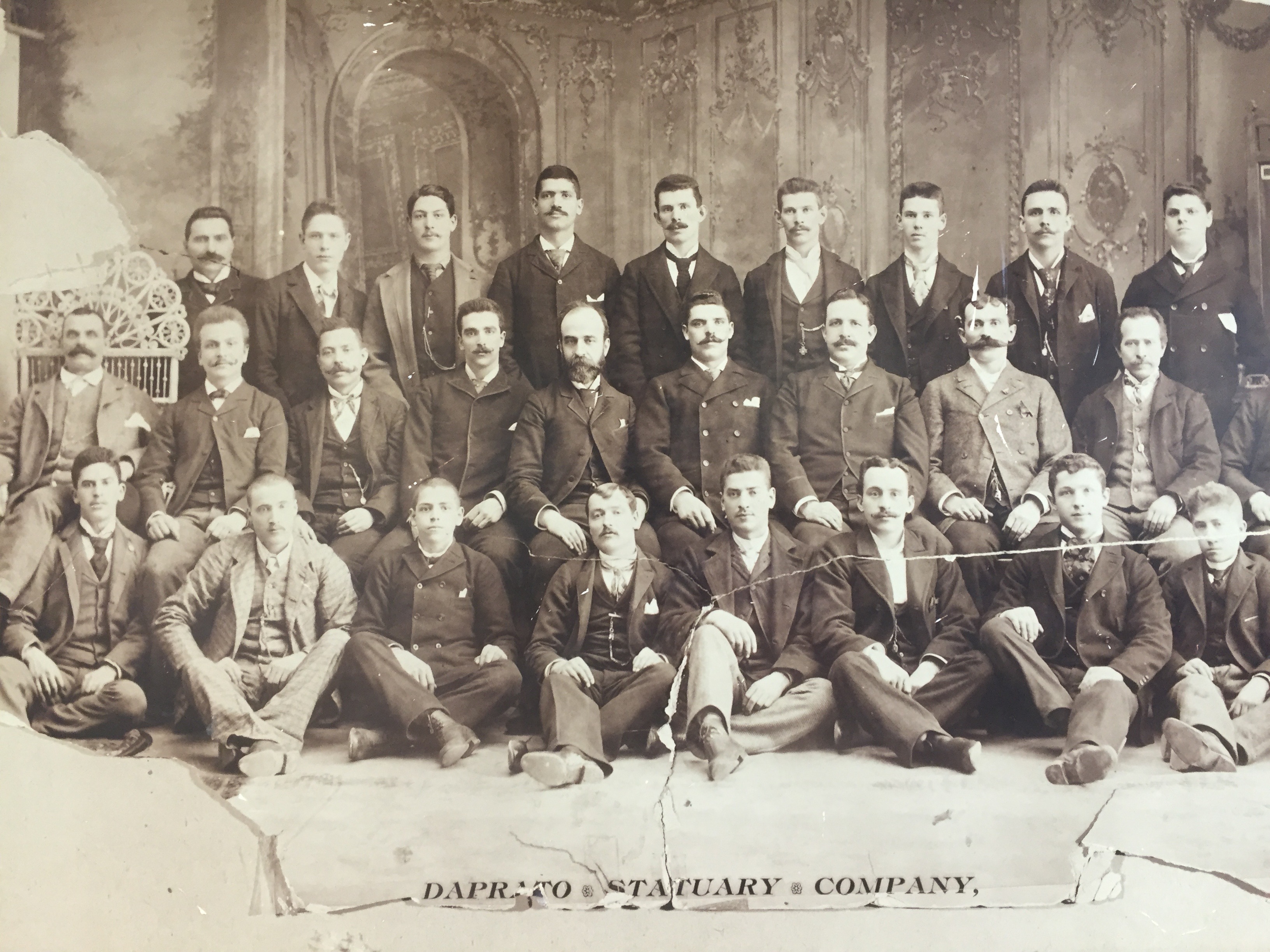 Сотрудники компании Daprato Statuary Company в 1903 году, Джон Э. Ригали сидит (в центре справа) в среднем ряду. (Ike Beard/CC-BY-SA-4.0)