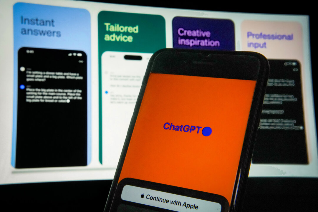 Приложение ChatGPT отображается на iPhone в Нью-Йорке 18 мая 2023 года. По данным анализа Similarweb, поскольку все больше людей обращаются к крупным языковым моделям, таким как ChatGPT, за рекомендациями по товарам и услугам, бренды, рекомендованные искусственным интеллектом, «значительно чаще» получают посещения веб-сайтов от людей. (Фото Ричарда Дрю/AP Photo/File)