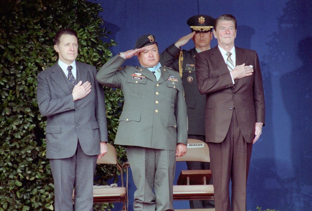 (L–R) Caspar Weinberger, Sgt. Roy Benavidez, and President Reagan at a Medal of Honor Ceremony at the Pentagon. (Public Domain)