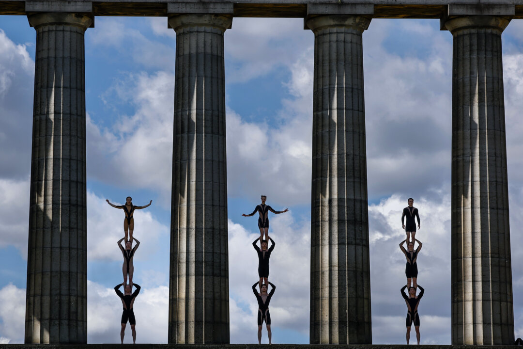 Участники шоу Circa Wolf, которое проходит в Underbelly Circus Hub on the Meadows, проводят фотосессию на холме Калтон в Эдинбурге, Шотландия, 10 августа 2026 года. В течение трех недель каждого августа Эдинбург принимает взрыв творческой энергии со всего мира, поскольку артисты и исполнители принимают участие в Эдинбургском фестивале Fringe, представляя шоу, охватывающие множество жанров, включая кабаре, детские представления, комедию, танцы, физический театр, цирк, музыку, мюзиклы, оперу и театр. (Jeff J Mitchell/Getty Images)