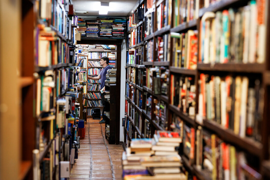 Книги выстроились вдоль полок книжного магазина Becker's Books в Хьюстоне 8 августа 2026 года. Владелец Чарли Беккер — один из многих книгопродавцов, заметивших необычную тенденцию в продажах в последние месяцы. (Марк Феликс для The Epoch Times)
