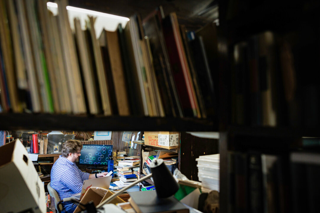 Книгопродавец Чарли Беккер в книжном магазине Becker's Books в Хьюстоне 8 августа 2026 года. (Марк Феликс для The Epoch Times)