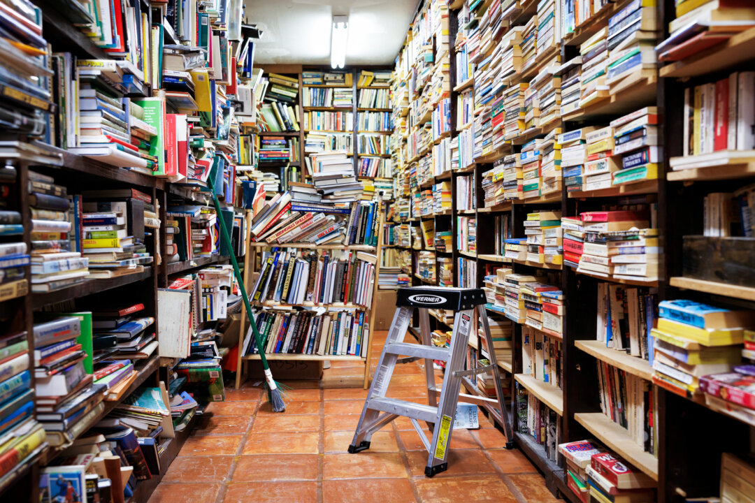 Книги заполняют полки книжного магазина Becker's Books в Хьюстоне 8 августа 2026 года. Книжная индустрия кардинально изменилась с момента основания магазина в 1993 году: от появления интернета и Amazon до использования книг для обучения моделей искусственного интеллекта. (Марк Феликс для The Epoch Times)